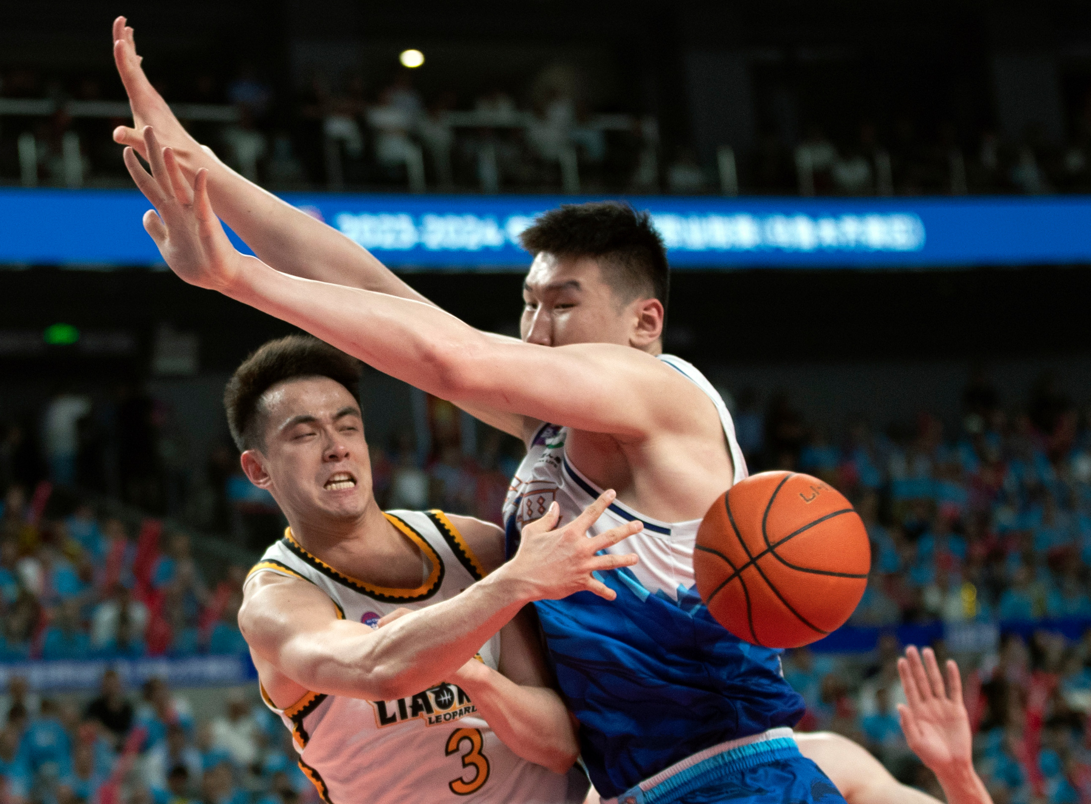 新疆男篮击败上海队，实力展现无疑