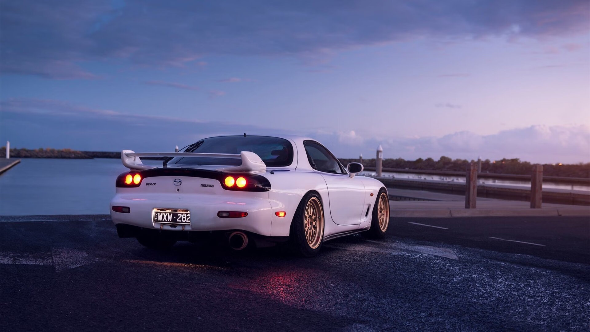 您提出的这两个关键词分属不同领域，但将它们创造性地结合，可以撰写一篇充满张力的文章。这里为您呈现